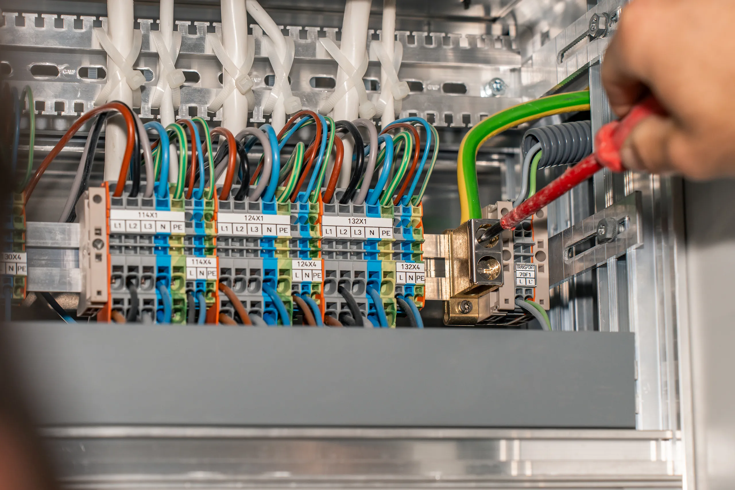 Verdrahtete Reihenklemmen in einem Schaltschrank der elektro scherzinger ag