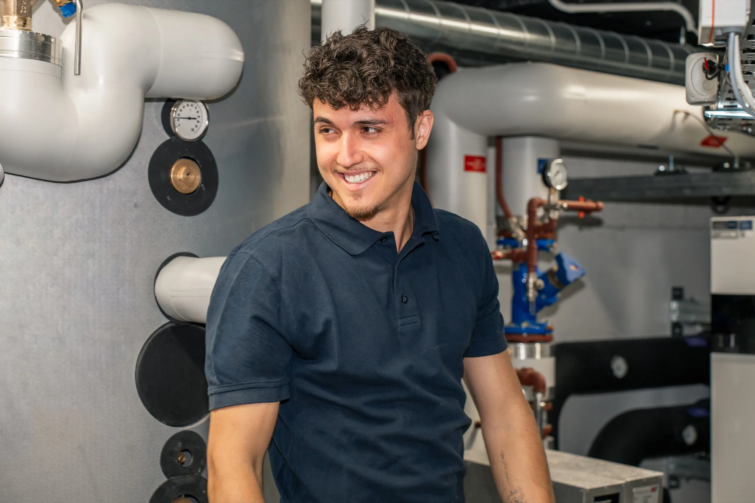 Lernender der elektro scherzinger ag in einem Technikraum