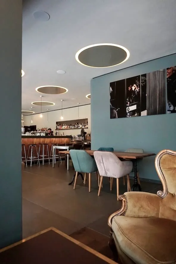 Café-Bar Plüsch, Innenansicht Hochformat
