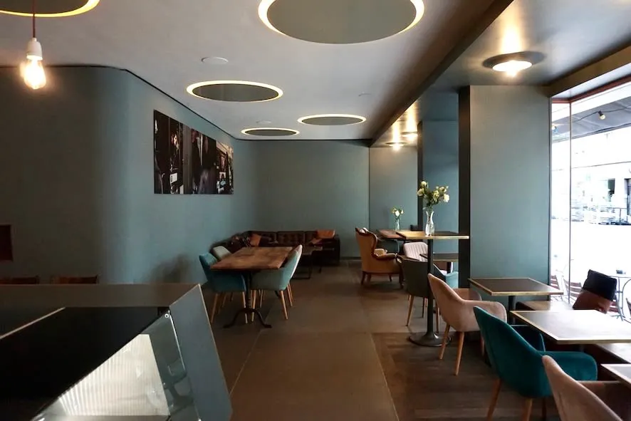Café-Bar Plüsch, Gastraum mit Sitzbereich