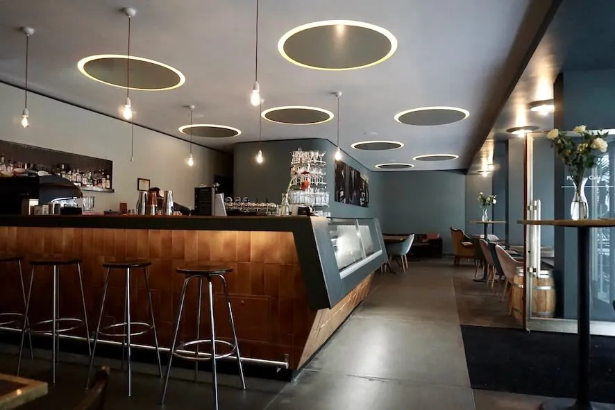 Café-Bar Plüsch, Theke und Lichtinstallation