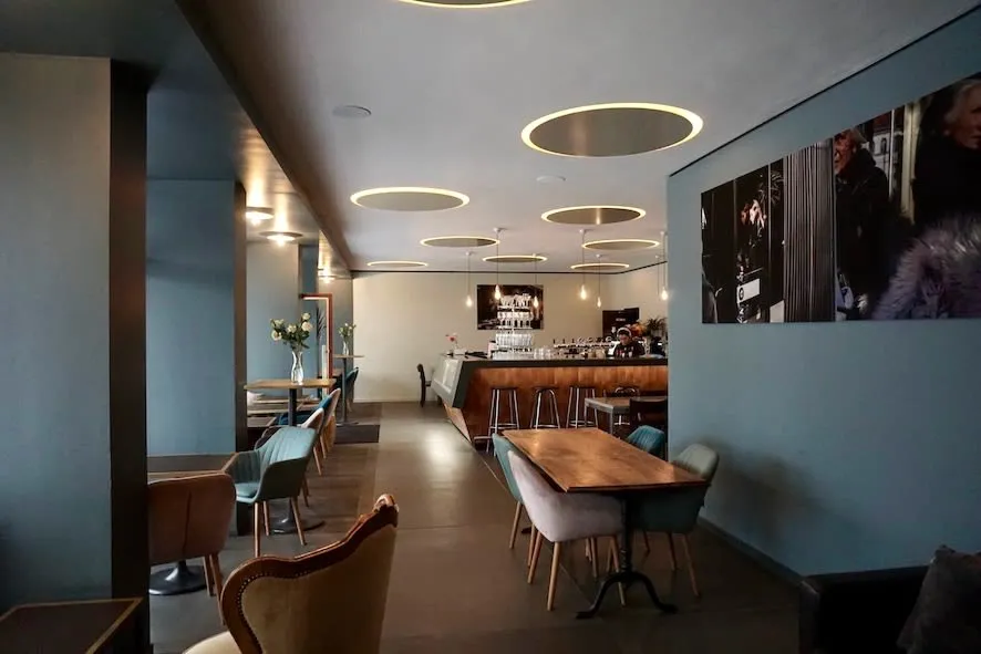 Café-Bar Plüsch, Sitzbereich mit Wandgestaltung