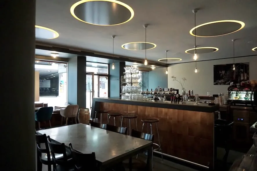 Café-Bar Plüsch, Innenraum bei Tageslicht