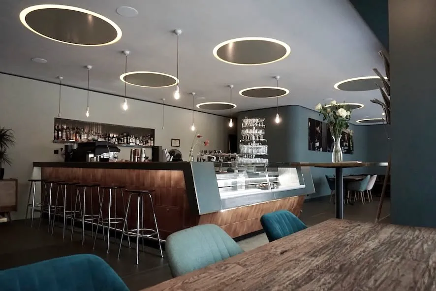 Café-Bar Plüsch, Gesamtansicht Gastraum