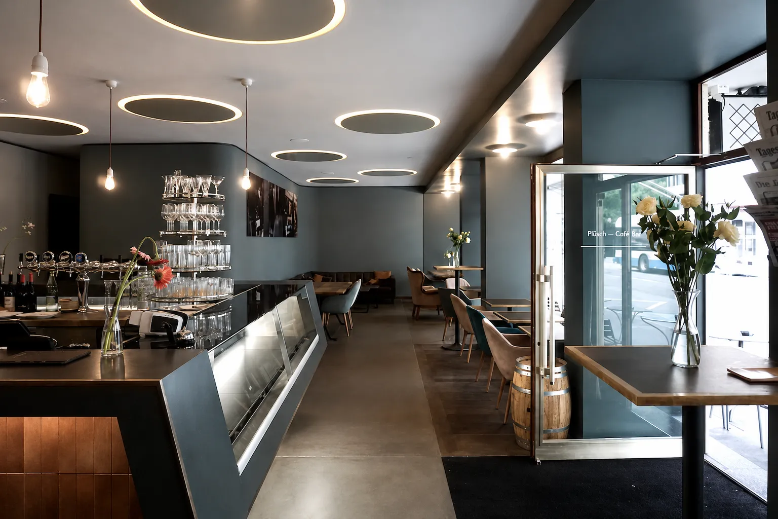 Café-Bar Plüsch, Gastraum mit Theke und Pendelleuchten