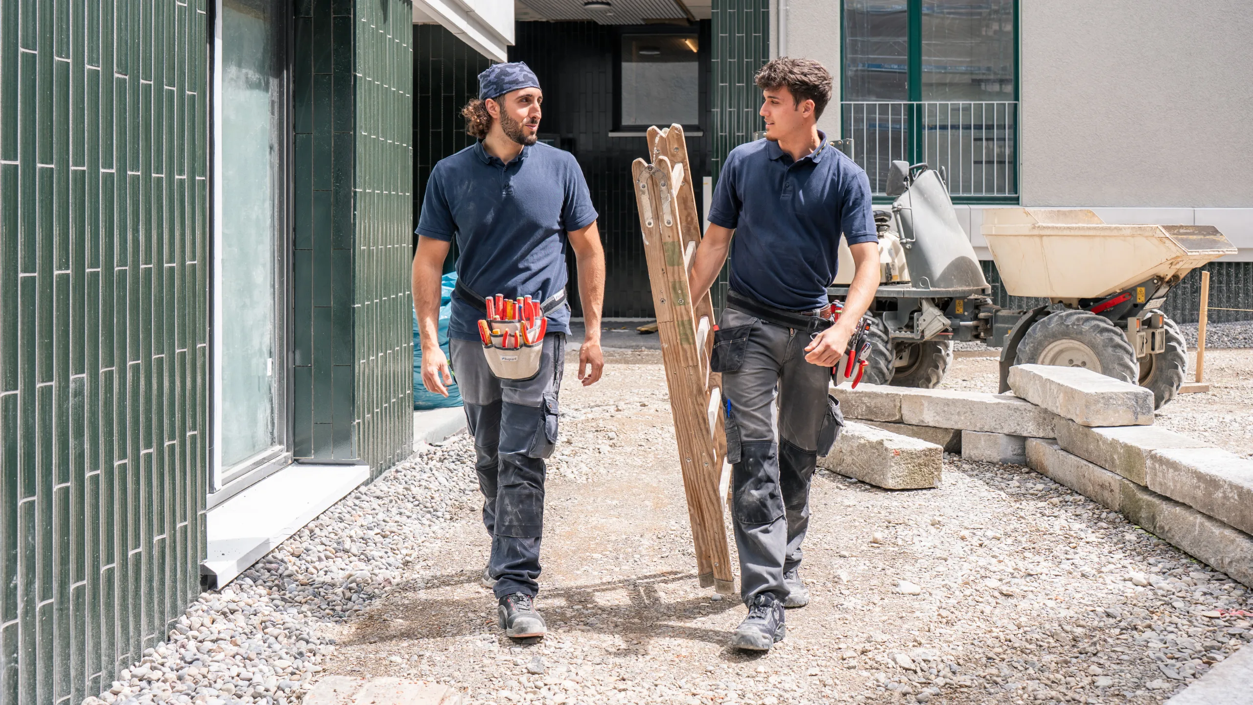 Zwei Elektriker der elektro scherzinger ag unterwegs auf einer Baustelle in Zürich