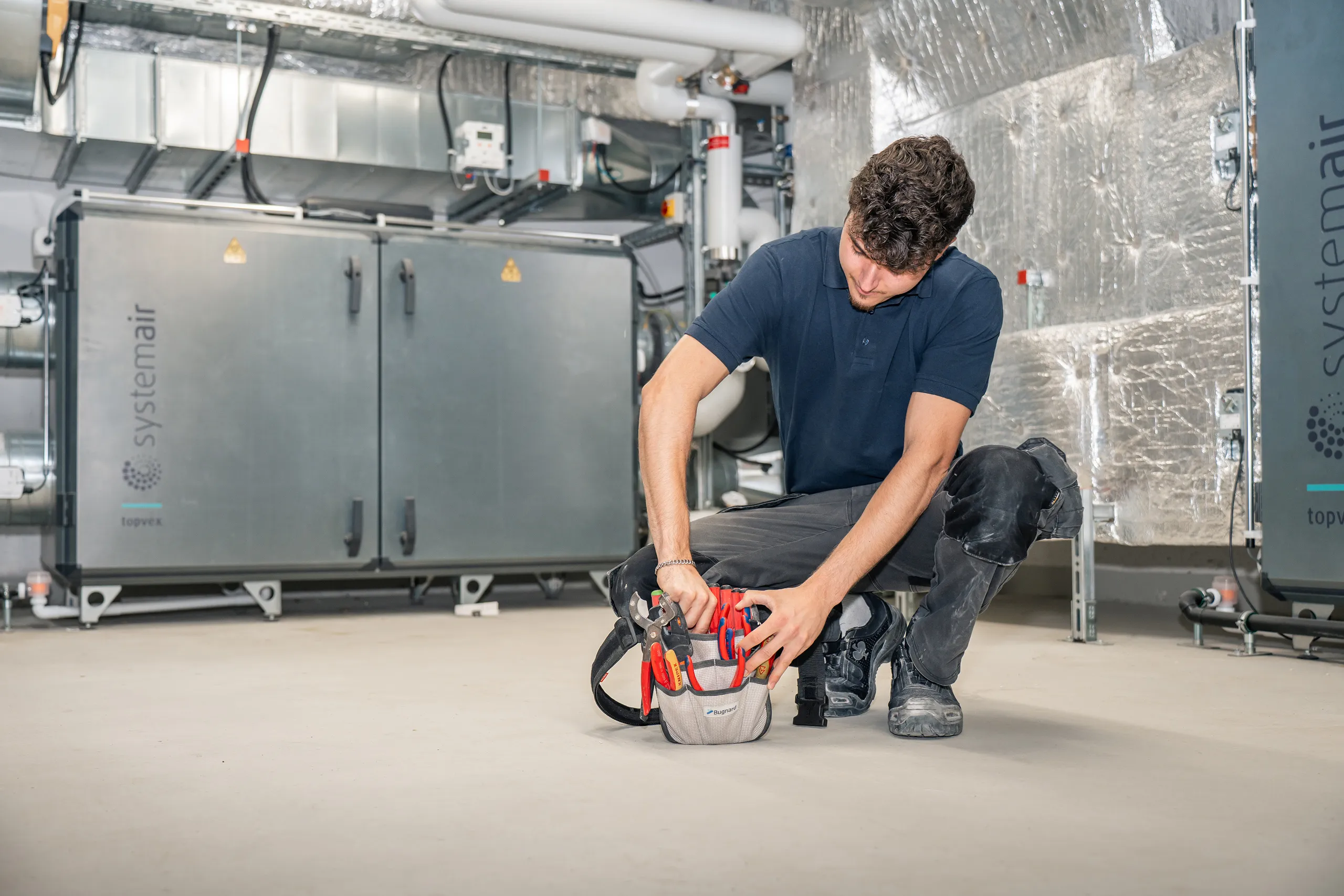 Monteur der elektro scherzinger ag bei Installationsarbeiten in Schwamendingen
