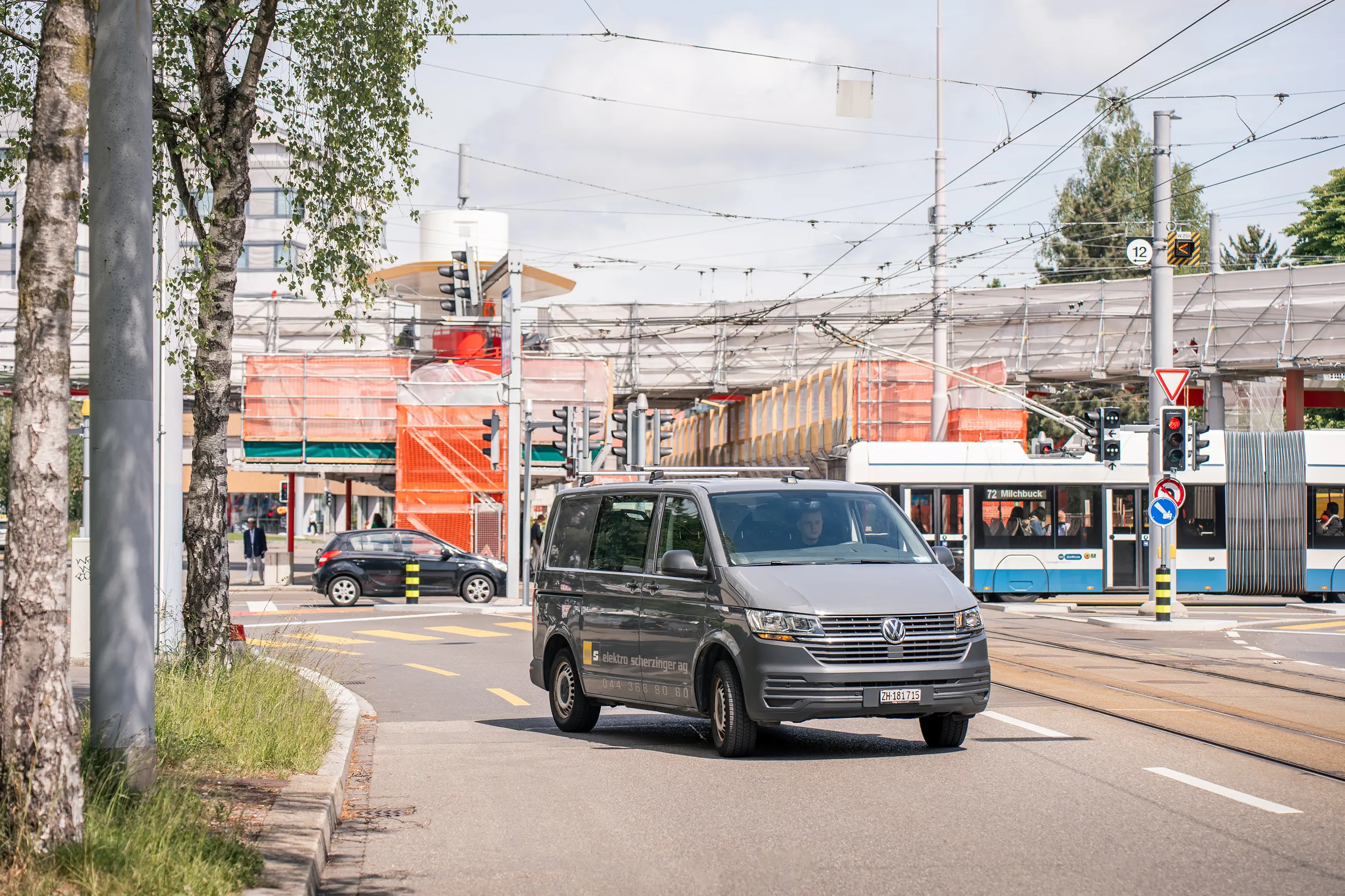 Montagefahrzeug der elektro scherzinger ag unterwegs in Zürich