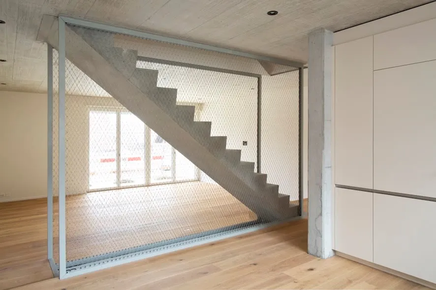 REFH Schleinikon, Wohnraum mit Blick zur Dorfstrasse