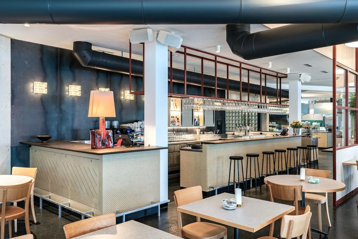 Restaurant Osso, Innenraum bei Tageslicht