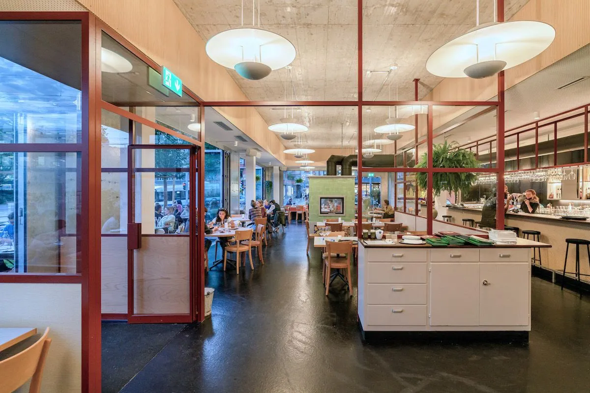 Restaurant Osso, Sitzbereich mit Pendelleuchten