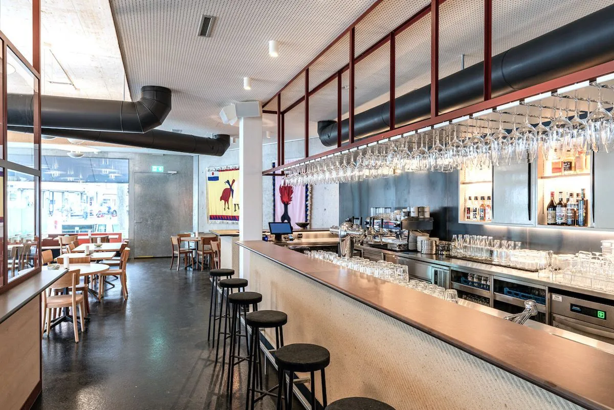 Restaurant Osso, Profi-Küche mit Arbeitsbeleuchtung