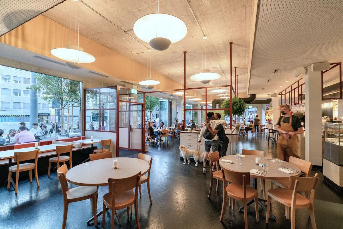 Restaurant Osso Zollhaus, Gastraum mit Pendelleuchten
