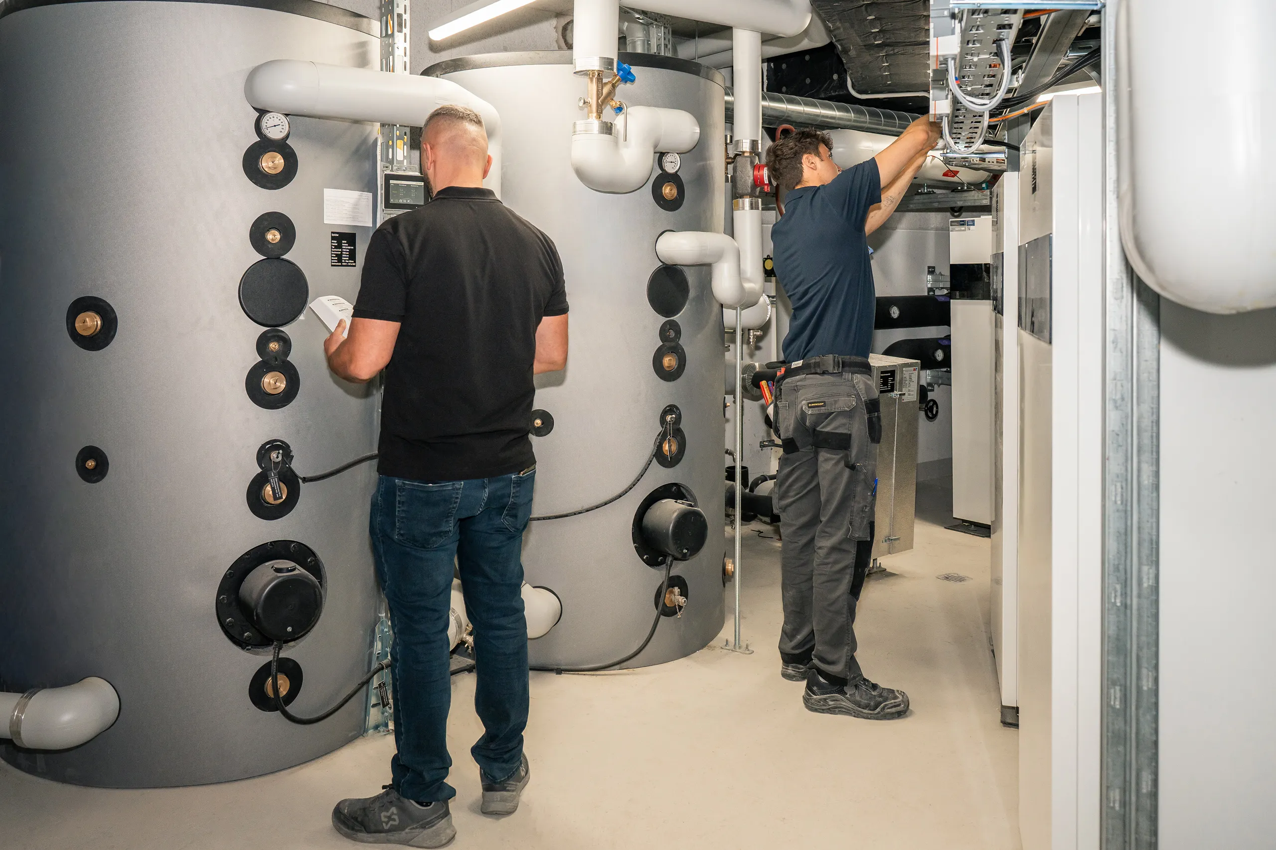 Elektriker der elektro scherzinger ag bei der Installation im Technikraum in Regensdorf